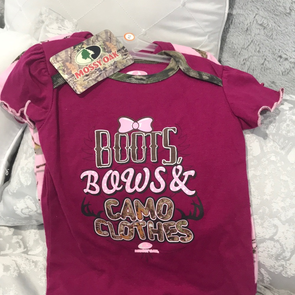 Beautiful 2 piece set brand new with tag onesies